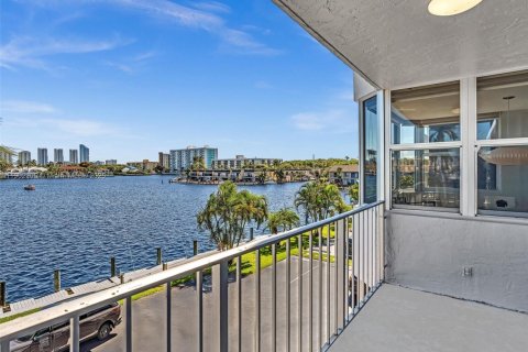 Condo in North Miami Beach, Florida, 2 bedrooms  № 1953736 - photo 30