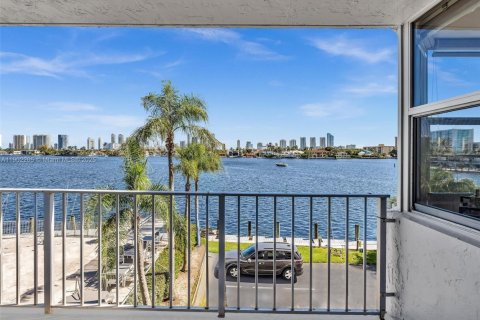 Condo in North Miami Beach, Florida, 2 bedrooms  № 1953736 - photo 27