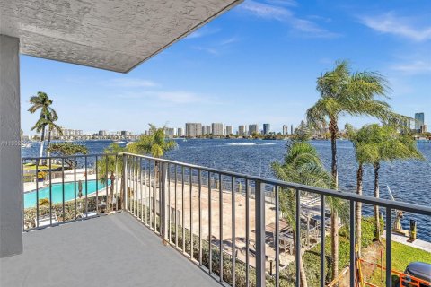 Condo in North Miami Beach, Florida, 2 bedrooms  № 1953736 - photo 28