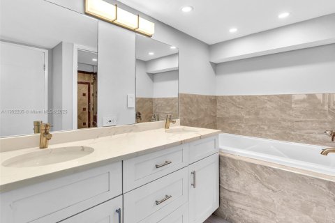 Condo in North Miami Beach, Florida, 2 bedrooms  № 1953736 - photo 21