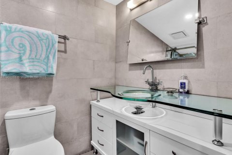 Condo in North Miami Beach, Florida, 2 bedrooms  № 1953736 - photo 24