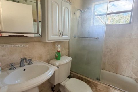 Casa en alquiler en Hollywood, Florida, 3 dormitorios, 87.42 m2 № 1974516 - foto 4