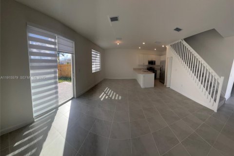 Снять в аренду таунхаус в Хомстед, Флорида 4 спальни, 167.6м2, № 2034227 - фото 4