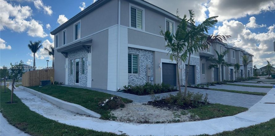 Таунхаус в Хомстед, Флорида 4 спальни, 167.6м2 № 2034227