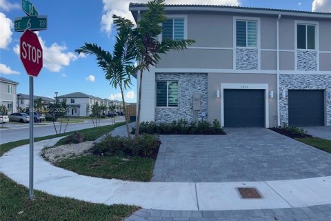 Снять в аренду таунхаус в Хомстед, Флорида 4 спальни, 167.6м2, № 2034227 - фото 2