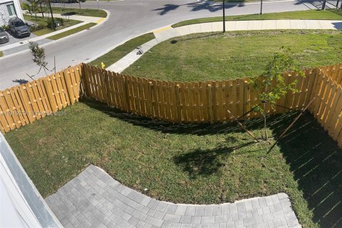 Снять в аренду таунхаус в Хомстед, Флорида 4 спальни, 167.6м2, № 2034227 - фото 3