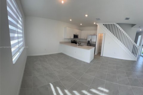 Снять в аренду таунхаус в Хомстед, Флорида 4 спальни, 167.6м2, № 2034227 - фото 5