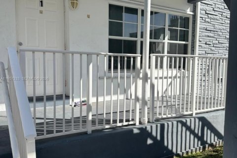 Condominio en alquiler en Bay Harbor Islands, Florida, 3 dormitorios, 130.81 m2 № 2011271 - foto 2