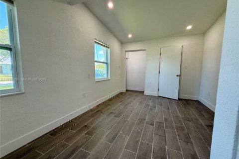 Купить виллу или дом в Порт-Шарлотт, Флорида 2 спальни, 64.57м2, № 1996893 - фото 15