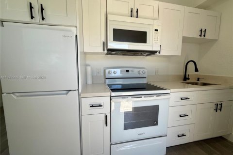 Купить виллу или дом в Порт-Шарлотт, Флорида 2 спальни, 64.57м2, № 1996893 - фото 18