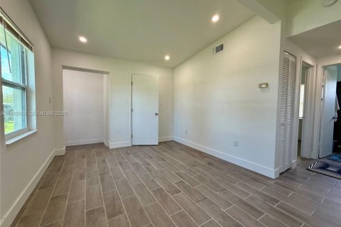 Купить виллу или дом в Порт-Шарлотт, Флорида 2 спальни, 64.57м2, № 1996893 - фото 6