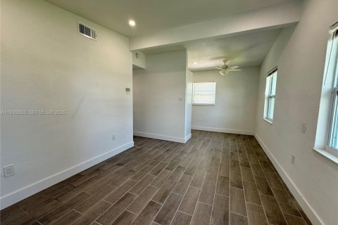 Купить виллу или дом в Порт-Шарлотт, Флорида 2 спальни, 64.57м2, № 1996893 - фото 13