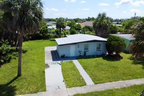 Купить виллу или дом в Порт-Шарлотт, Флорида 2 спальни, 64.57м2, № 1996893 - фото 3