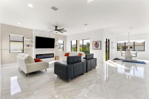 House in Ave Maria, Florida 4 bedrooms, 294.22 sq.m. № 2013953 - photo 2