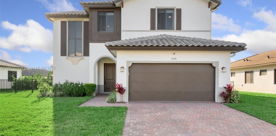 House in Ave Maria, Florida 4 bedrooms, 294.22 sq.m. № 2013953