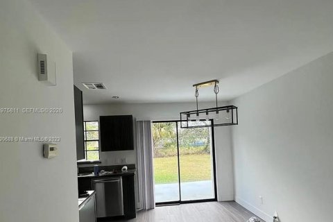 House in Port St. Lucie, Florida 3 bedrooms, 90.58 sq.m. № 2038343 - photo 12