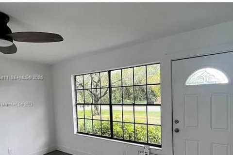 House in Port St. Lucie, Florida 3 bedrooms, 90.58 sq.m. № 2038343 - photo 13