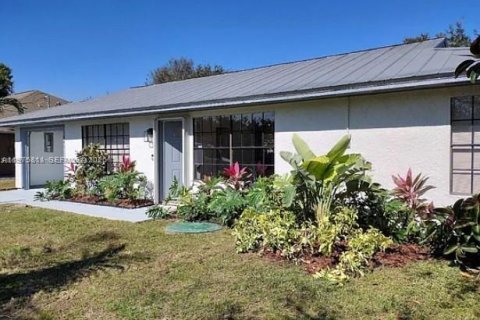 House in Port St. Lucie, Florida 3 bedrooms, 90.58 sq.m. № 2038343