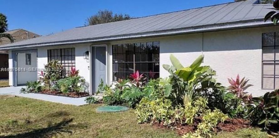 House in Port St. Lucie, Florida 3 bedrooms, 90.58 sq.m. № 2038343