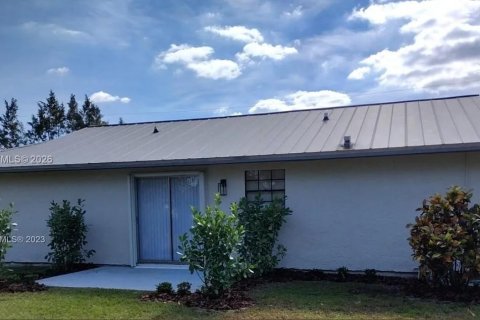 House in Port St. Lucie, Florida 3 bedrooms, 90.58 sq.m. № 2038343 - photo 3