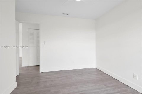 Купить виллу или дом в Порт-Сент-Луси, Флорида 3 спальни, 132.39м2, № 2038343 - фото 24