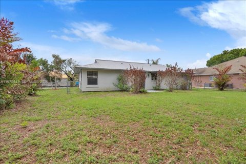 Купить виллу или дом в Порт-Сент-Луси, Флорида 3 спальни, 132.39м2, № 2038343 - фото 29