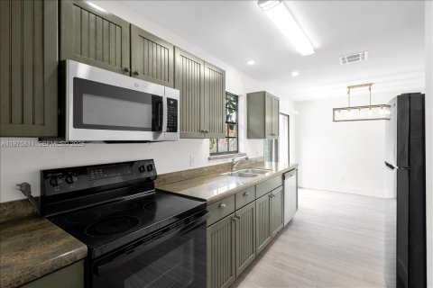 Купить виллу или дом в Порт-Сент-Луси, Флорида 3 спальни, 132.39м2, № 2038343 - фото 16