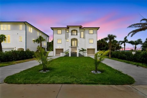 House in Dunedin, Florida 5 bedrooms, 377.74 sq.m. № 2219770