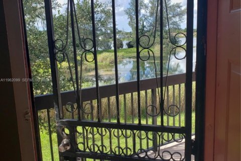 Copropriété à louer à Miami, Floride: 3 chambres, 100.8 m2 № 2024815 - photo 8