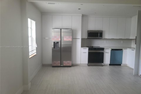 House in Miami, Florida 7 bedrooms, 203.27 sq.m. № 1752247 - photo 1