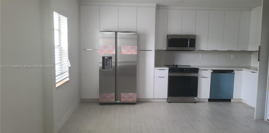 House in Miami, Florida 7 bedrooms, 203.27 sq.m. № 1752247