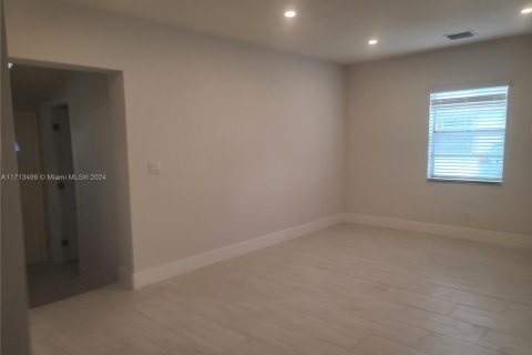 House in Miami, Florida 7 bedrooms, 203.27 sq.m. № 1752247 - photo 3