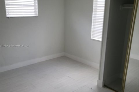 House in Miami, Florida 7 bedrooms, 203.27 sq.m. № 1752247 - photo 4