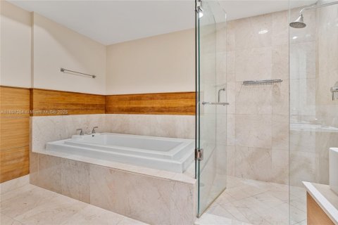 Condo in Miami, Florida, 2 bedrooms  № 1950673 - photo 18