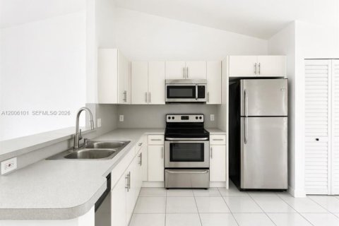 Снять в аренду таунхаус в Хомстед, Флорида 3 спальни, 104.52м2, № 2069453 - фото 3