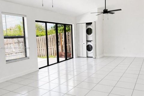 Снять в аренду таунхаус в Хомстед, Флорида 3 спальни, 104.52м2, № 2069453 - фото 4