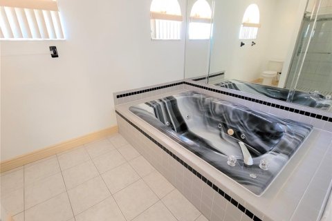 House in Holmes Beach, Florida 3 bedrooms, 200.11 sq.m. № 1687778 - photo 22