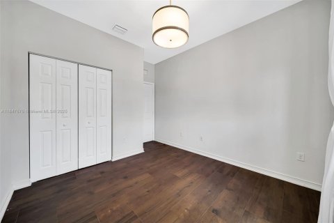 Townhouse in Hialeah, Florida 3 bedrooms, 147.06 sq.m. № 1847720 - photo 9