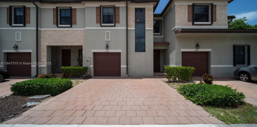 Townhouse in Hialeah, Florida 3 bedrooms, 147.06 sq.m. № 1847720