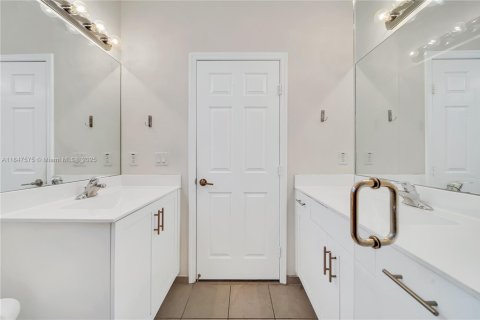 Townhouse in Hialeah, Florida 3 bedrooms, 147.06 sq.m. № 1847720 - photo 17