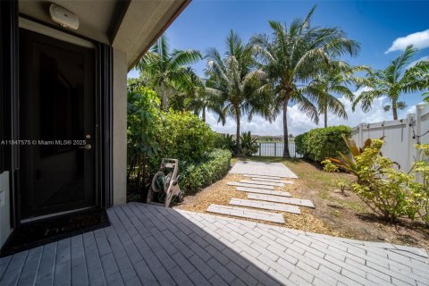 Townhouse in Hialeah, Florida 3 bedrooms, 147.06 sq.m. № 1847720 - photo 18