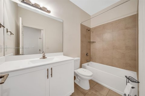 Townhouse in Hialeah, Florida 3 bedrooms, 147.06 sq.m. № 1847720 - photo 10