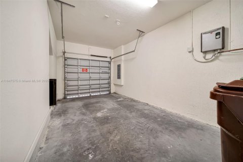 Townhouse in Hialeah, Florida 3 bedrooms, 147.06 sq.m. № 1847720 - photo 19