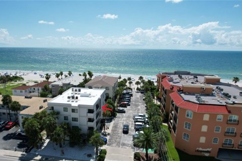 Condo in Indian Rocks Beach, Florida, 2 bedrooms  № 1876640 - photo 1