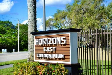 Снять в аренду кондоминиум в Майами, Флорида 2 спальни, 89.65м2, № 1989453 - фото 1