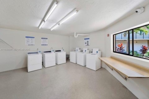 Снять в аренду кондоминиум в Майами, Флорида 2 спальни, 89.65м2, № 1989453 - фото 30