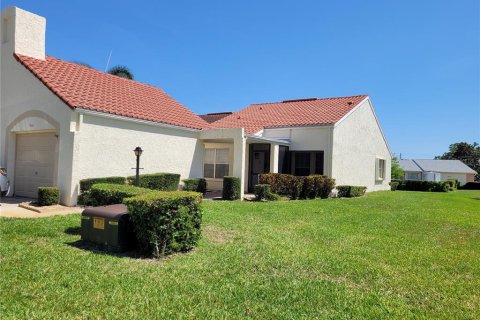 House in Palm Harbor, Florida 2 bedrooms, 91.04 sq.m. № 1721375 - photo 1
