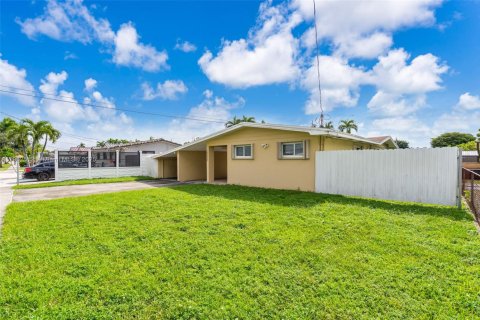 Villa ou maison à vendre à Sweetwater, Floride: 3 chambres, 161.93 m2 № 1956770 - photo 3