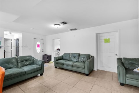 Villa ou maison à vendre à Sweetwater, Floride: 3 chambres, 161.93 m2 № 1956770 - photo 5