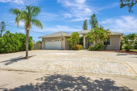House in Sarasota, Florida 3 bedrooms, 220.18 sq.m. № 1835542 - photo 1